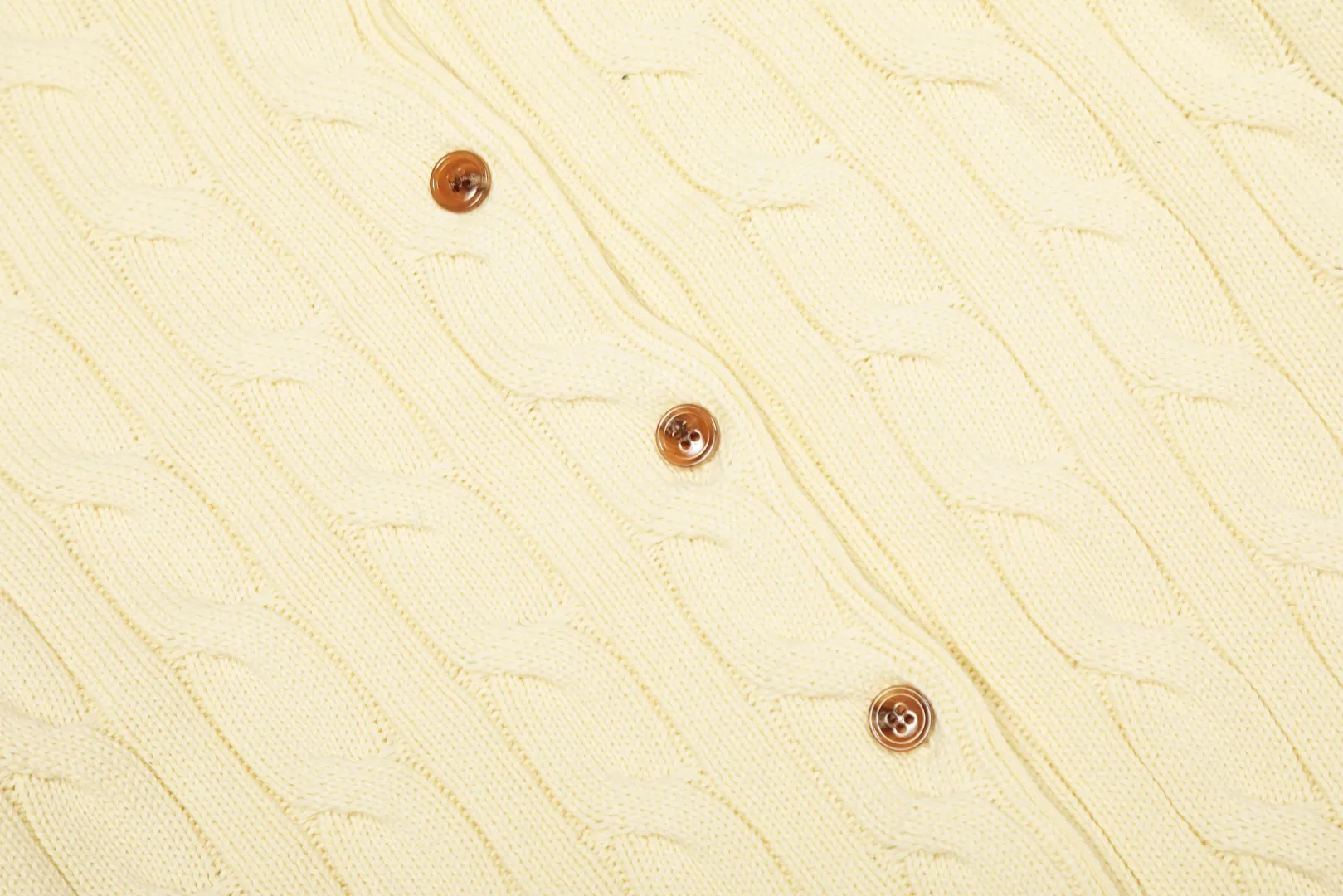 P230 Top quality" Style number: DS006# (not off the shelves all year round) [Ralph Lauren round neck solid color pony embroidery logo twist knitted cardigan] ✅Ralph Lauren Ralph Lauren classic basic versatile knitted cardigan jacket for all seasons ✅Main supplier platform live broadcast Wholesale entity Replacement if out of stock Not off the shelf ✅ZP quality 1:1 version Scan the code to enter the GF website Counter quality ✅Detailed quality The only one in Guangzhou Imported quality cotton yarn Focus on high-end, cost-effective, and good quality. Needless to say, the version is restored to the original version. The maximum size can be worn up to 160 pounds. Loose, comfortable and stress-free. ✅The upper body is simple and easy to match. A must-have for goddess ootd. Good-looking clothes are never picky. Must-have items in goddess wardrobe. Size: S- Navy blue white label Navy blue red label